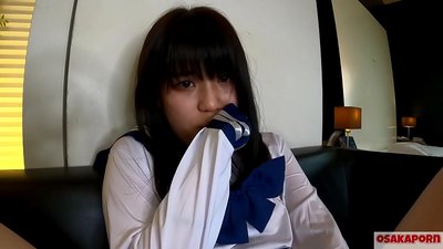 18-jara japana knabino kun malgrandaj citoj ŝprucaĵoj kaj orgasmoj kun fingrofiko kaj seksa ludilo. Azia knabino en lerneja cosplay-kostumo donas pimojn en amatora video. Mao 7 OSAKAPORN.