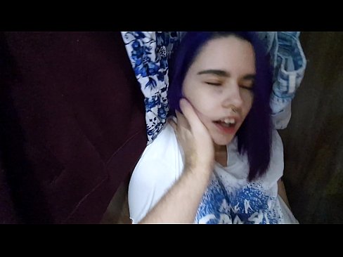 ❤️ Trovis mian fratinon en la ŝranko kaj helpis ŝin kumi ️ Porno ĉe ni ☑